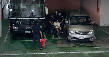 輪椅少龍詐財騙色押解法庭 自稱道主反嗆檢方沒功德看不到神蹟