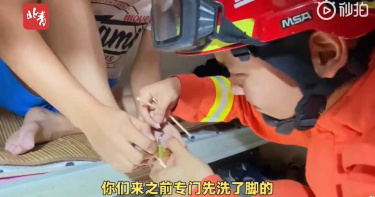 男大生「腳趾被室友鎖住」!消防員到宿舍救援先問:你洗腳了沒?