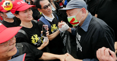 蔡衍明現身秋鬥現場!含淚拱手「捍衛新聞自由」 籲政府:讓人民過好日子