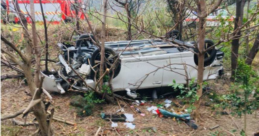 屏東車城自小客翻落邊坡 車子四輪朝天釀6人輕傷