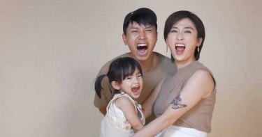 媽媽爸爸永遠愛你!辣模懷孕10周胎兒「沒鼻骨、腸外露」 悲痛引產淚崩