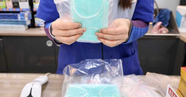 口罩恐沾病毒飛沫!重症醫曝「正確脫罩」4步驟 女星分享1神招:戴整天也不悶