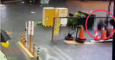 高雄女手持雨傘腳踏積水 下一秒…疑觸電倒地OHCA