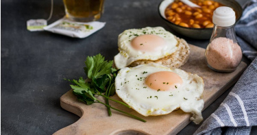 原Po在早餐店點了2顆荷包蛋，老闆因其中1顆擁有雙蛋黃，要求原Po多付5元，引發網友熱議。（圖／unsplash）