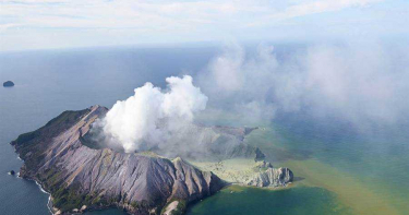 紐西蘭火山爆發釀5死34傷 島上瀰漫毒氣+火山灰「恐無人能生還」