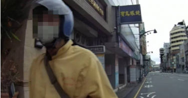 外籍失聯移工趁著深夜外出大採購，卻因形跡詭異而大露餡遭逮。（圖／翻攝畫面）