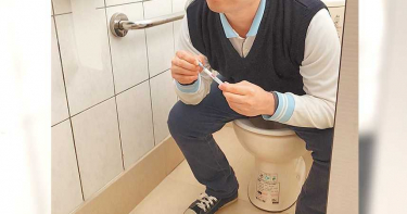 痛到坐不了!20歲男屁股一掀「血菊花盛開」 悲吐:2小時換一次衛生棉