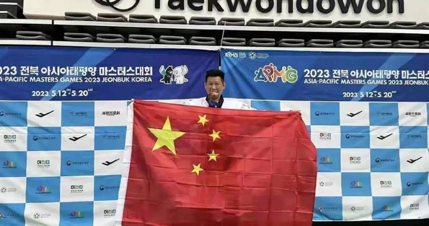 李東憲於亞太壯年運動會獲得銅牌，但在領獎時高舉五星旗，引發爭議。（圖／翻攝自微博）