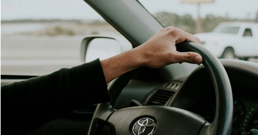 中醫師周美珊建議，如果開車時出現「路怒」的狀況，可以按肝經上的穴位緩解。（示意圖／翻攝自unsplash）