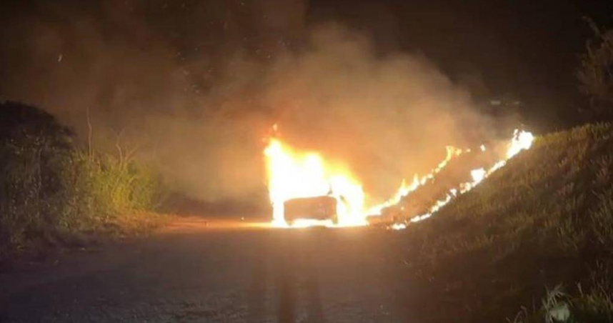 台東縣池上鄉萬朝橋下方產業道路28日晚間8時58分許發生一起火燒車事故。（圖／關山警察分局提供／中國時報蔡旻妤台東傳真）