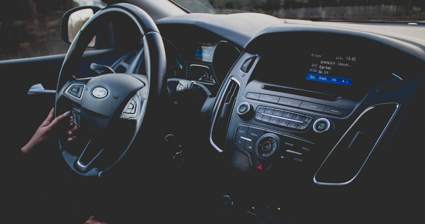 廠商徵員工10個有9個不會開手排車。（示意圖／Pixabay）