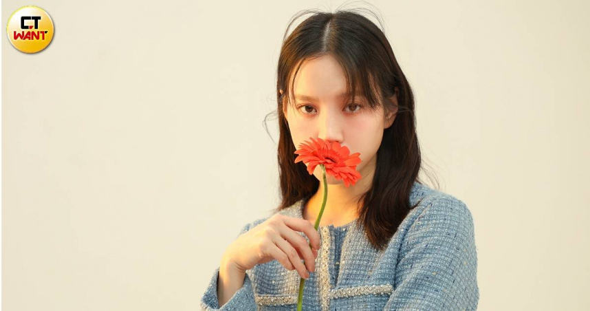 maje 藍色短版亮片花呢夾克13,890元、maje 藍色百褶花呢裙褲10390元、maje 白色方頭皮靴15.590元（圖／林士傑攝）