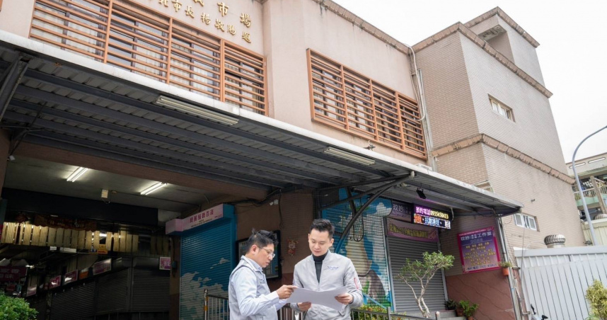 竹北市公所2024年成功向經濟部爭取1,450萬元經費推動仁義市場改造計畫，13日起已經分段施工，市長鄭朝方（右）提醒26日前暫時停業。（圖／翻攝自竹北市公所媒體群組）