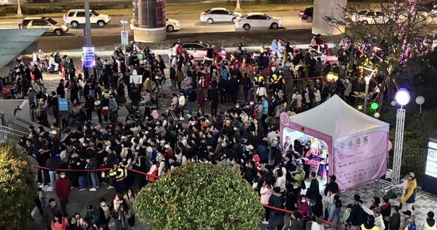 台灣燈會在桃園，15日晚間湧入大批賞燈人潮，一度癱瘓青埔交通。（圖／中國時報廖姮玥攝）