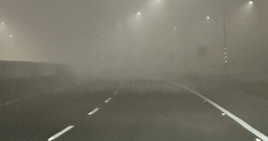 台南市15日整夜濃霧籠罩，民眾拍下大霧景象上傳網路，網友留言形容如拍鬼片場景。（圖／擷自台南大小事粉專）