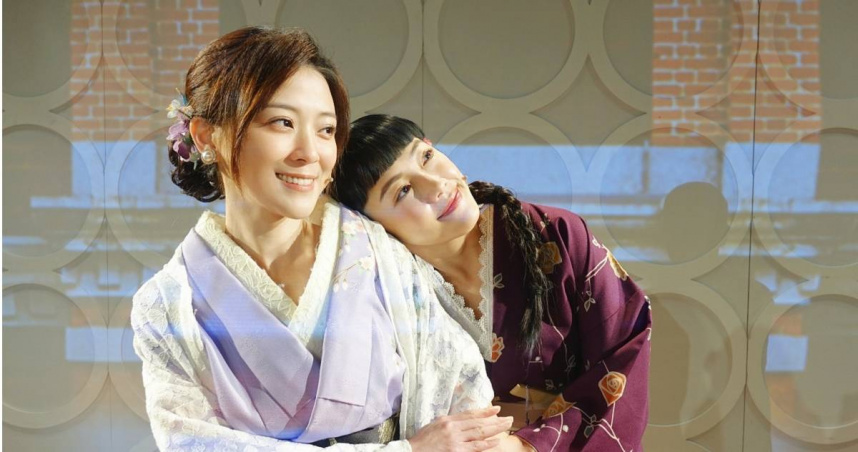 卓文萱（右）、張允曦（左）在《西門町一番地》中輪流飾演母女。（圖／全民大劇團提供）