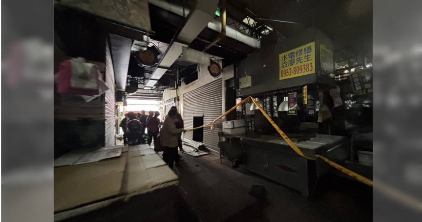 台中第五市場深夜火警整個市場斷電，市場內部一片淒黑。（馮惠宜攝）