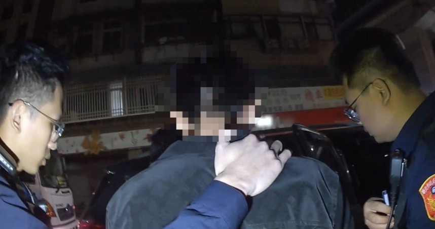 越南男酒駕遭逮，警方扣車時竟在後座發現大量毒品，立刻將其逮捕送辦。（圖／翻攝畫面）