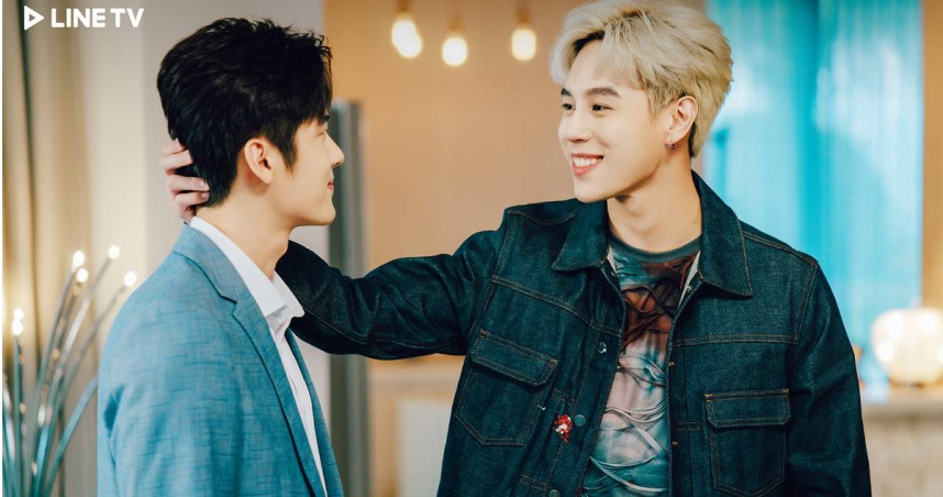 《獨佔接班人》孫麥傑（右）對張家陞摸頭殺外加抱抱，攻勢重重。（圖／LINE TV）