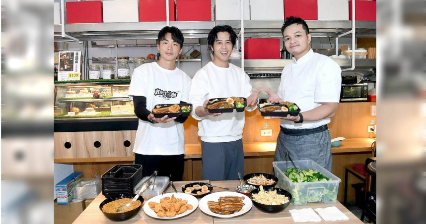 禾浩辰（左起）、胡宇威、Fred在台北市東區快閃擺攤，為《我們這一攤2》節目造勢賣便當。（圖／華視、三立提供）