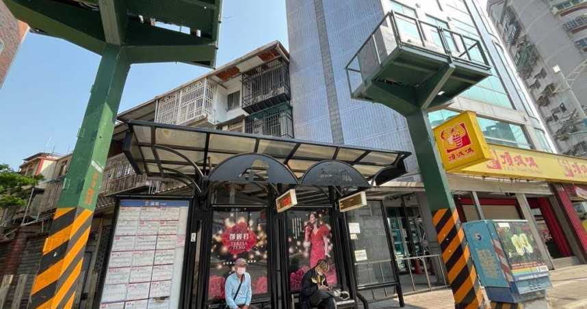 蘆洲溪墘公車站，因設置2座變電箱占據人行道。（圖／議員李翁月娥提供）