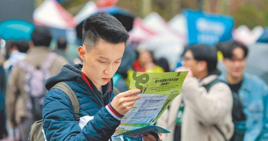 學者指美國對台灣課32％關稅，預期將對出口、投資以及勞動市場造成衝擊，尤其是當許多高薪的科技新貴轉進美國等其他地方，台灣的低薪問題將更難解決。示意圖。（圖／報系資料照）