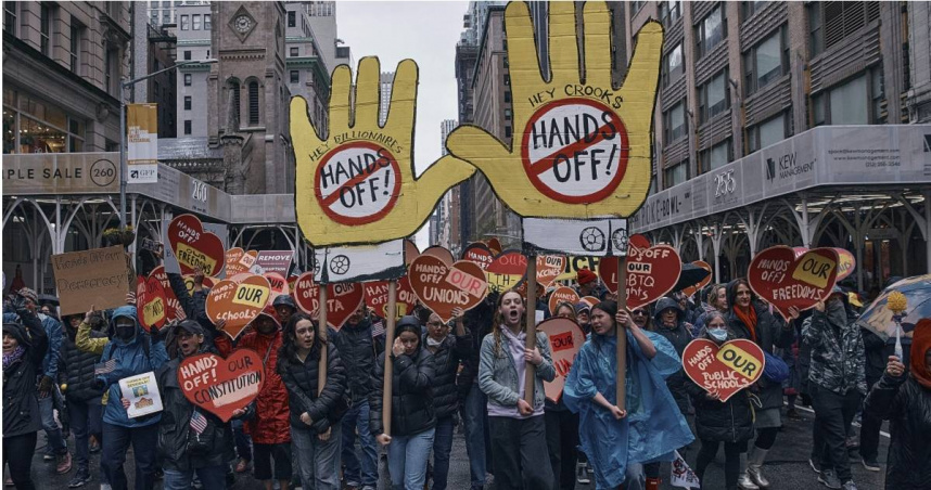 就在美股暴跌後的周末，一場由親民主運動組織的抗議活動在美國50州及全球各地爆發。（圖／達志／美聯社）