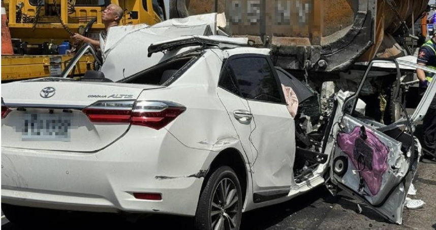 國3中興路段發生交通事故，轎車追撞砂石車卡車底爛毀，造成肇事駕駛傷重不治。（圖／翻攝畫面）