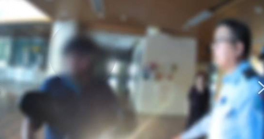 14日下午騎進法務部大廳抗議被警方帶走。(圖／翻攝畫面)