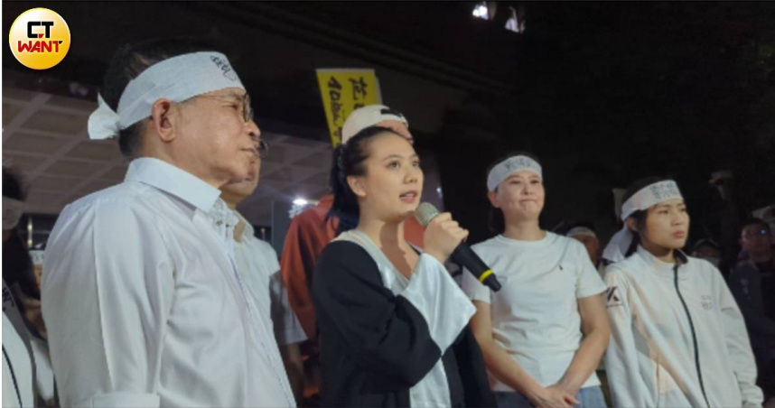 罷瑤召集人賴苡任冒著被押風險發表談話被律師阻止。(圖／林冠吟攝)