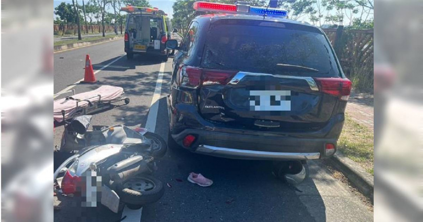 台南婦違規騎上路肩撞警車。（圖／翻攝畫面）