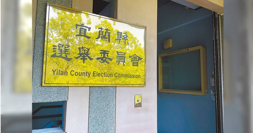 日前傳出中選會提供連署格式在影印時不能有偏差，宜蘭縣選委會4月30日表示，罷免案第二階段連署格式的影印尺寸，應以選務機關規定格式為準，收件時經比對若符合格式，不會再以工具測量。（圖／中國時報李忠一攝）