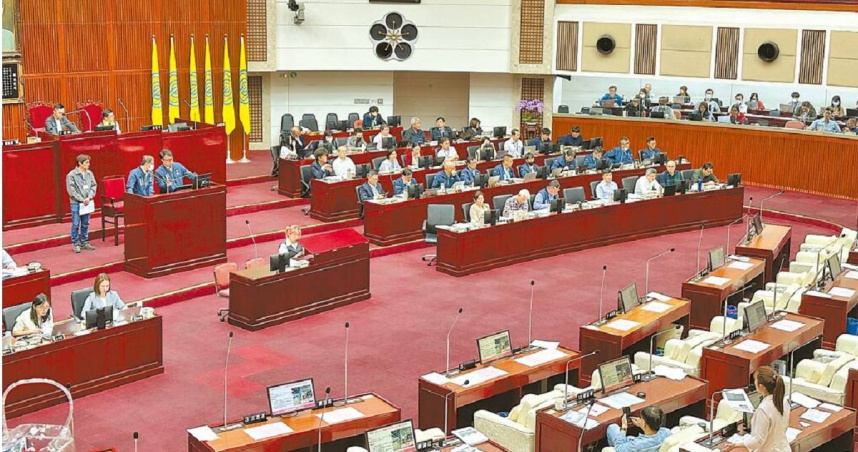 台北市議員洪婉臻13日在議會財政建設部門質詢時，揭露台北市公有環南市場二期落成至今3個月已停電10次，讓攤商不堪其擾，甚至造成營業損失。（圖／中國時報丁上程攝）