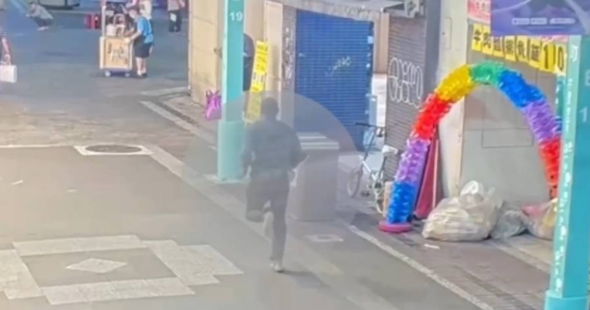 北市萬華分局西門町派出所員警20日攔查意外發現一名甘比亞籍男子逾期居留近10年。（圖／翻攝畫面）