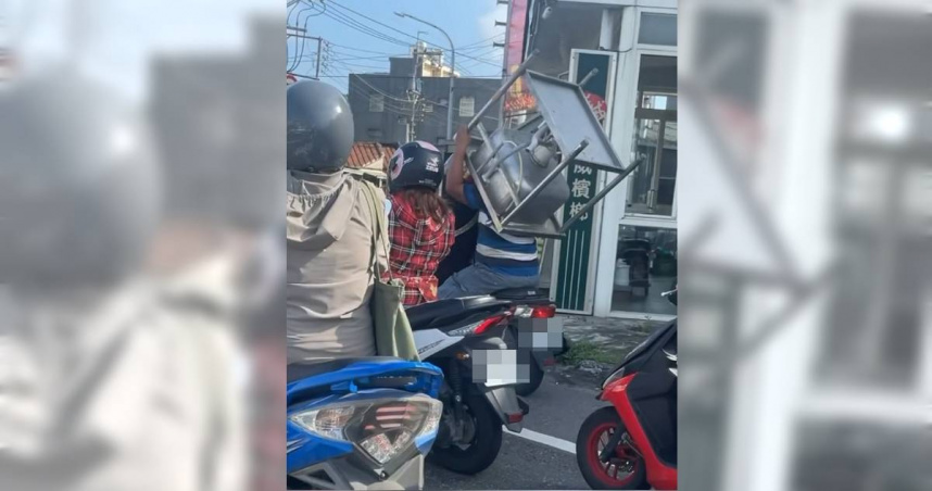 有民眾在台南仁德馬路上目擊有雙載騎士，後座乘客舉著「洗手槽」，不禁讓網友猜說為了遮陽。不過警方看畫面稱違規要開罰。（圖／Threads網友2oo2__________________________授權提供）