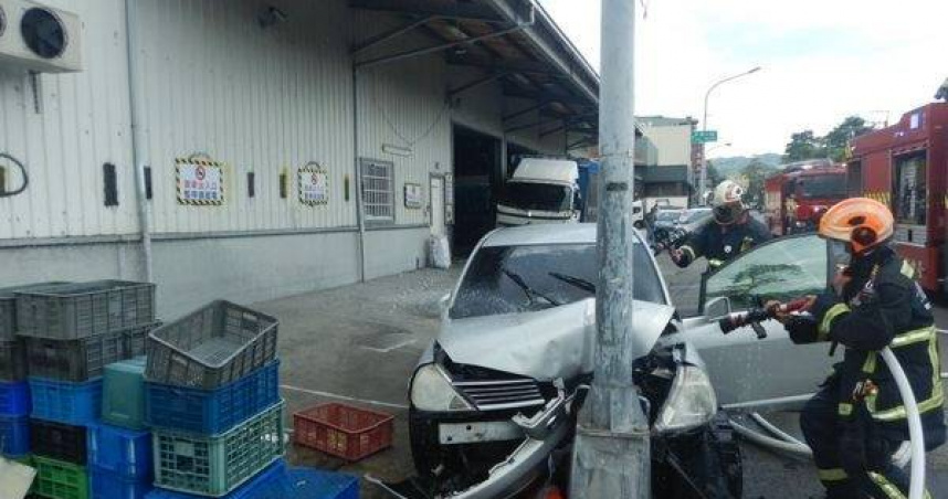 台中蔡男撞車又撞人車內驚見K他命。（ 圖／翻攝畫面）