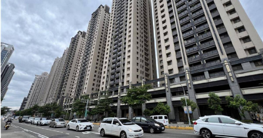 新竹市晴匯住宅去年5月發生火警造成2勇消殉職，消防署近期將召開會議針對災害原因做說明。（圖／翻攝畫面）