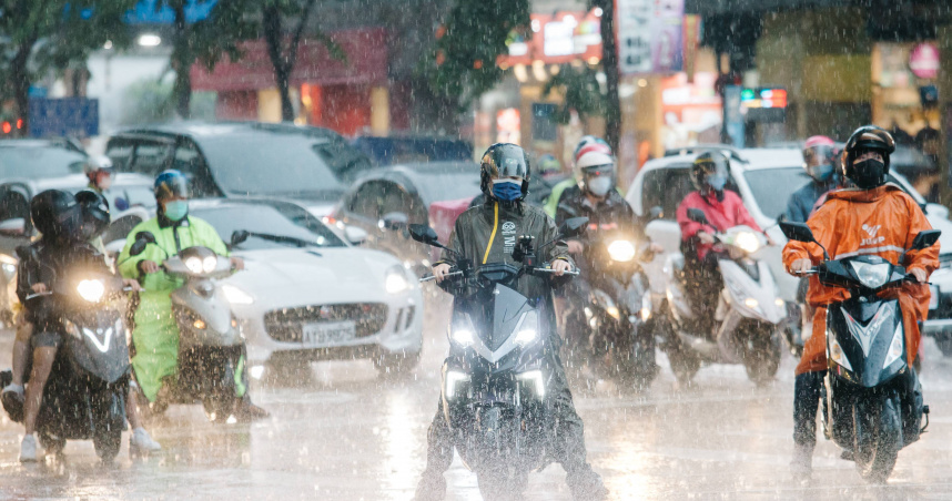 下雨是機車族的惡夢，網友好奇詢問雨鞋是否有用，一大票網友表示「拖鞋最好用。」（圖／報系資料照）