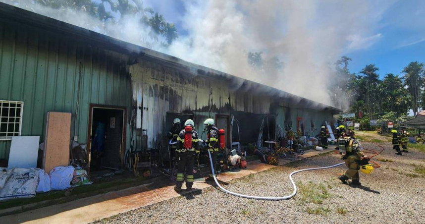 鐵皮屋主10日在神明廳拜拜後外出，神明廳卻起火燃燒，還波及左右兩側廂房，濃煙直竄天際。（圖／南投縣消防局提供）