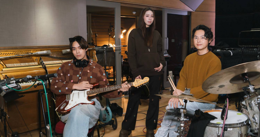 告五人紀錄錄音的每一個瞬間。（圖／相信音樂提供）