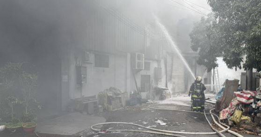 台中神岡區某工廠發生火災，廠內堆放的金屬鎂燃燒，造成3人受傷送醫。（圖／翻攝畫面）