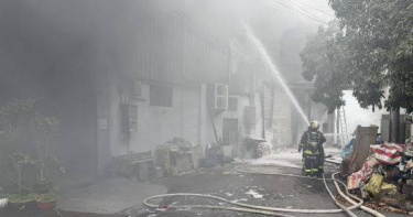 台中神岡區某工廠發生火災,廠內堆放的金屬鎂燃燒,造成3人受傷送醫。(圖/翻攝畫面)