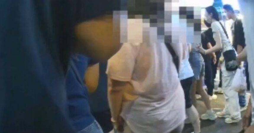 女賊夜市扒皮夾警忍痛逛街5公里逮人。（ 圖／翻攝畫面）