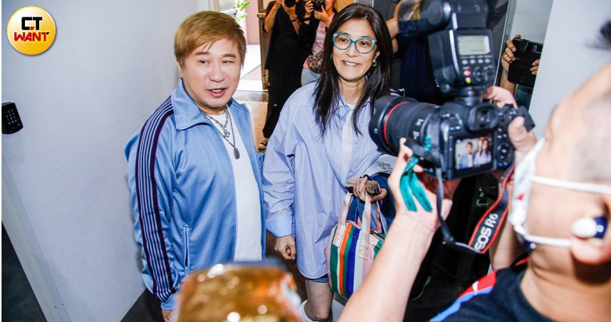 胡瓜在彩排現場緊牽丁柔安的手。（圖／趙文彬攝）