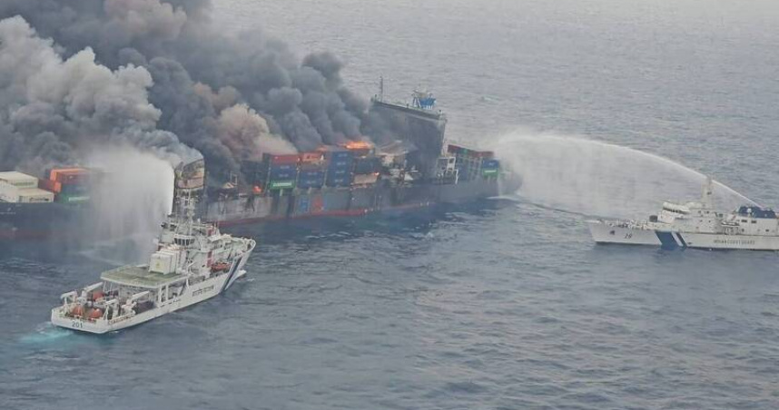 萬海旺春貨輪於印度外海爆炸起火。（圖／翻攝自印度海岸防衛隊X帳號）