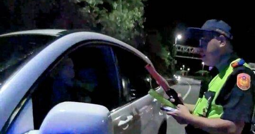 大甲警方深夜攔檢發現可疑男子攜帶安非他命，及時阻止其吞食毒品滅證。（圖／翻攝畫面）