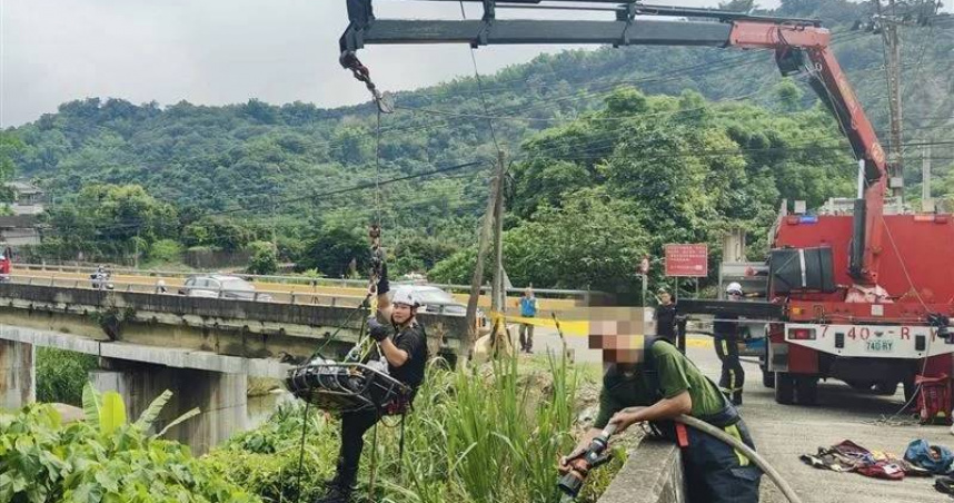 台中市太平區長龍路三段3號橋邊25日起火燃燒，消防員連忙撲滅火勢，並在現場發現吳男遺體。（圖／翻攝畫面）