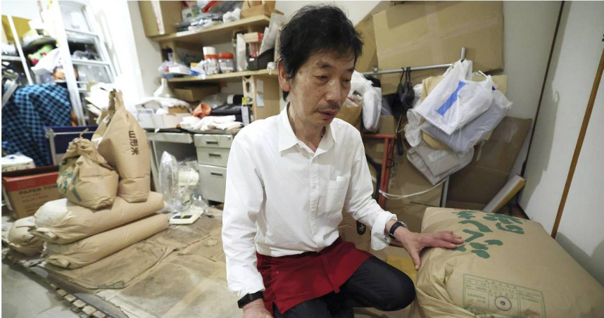 圖為大阪市零售商正在整理倉庫裡的米袋。（圖／達志／美聯社）