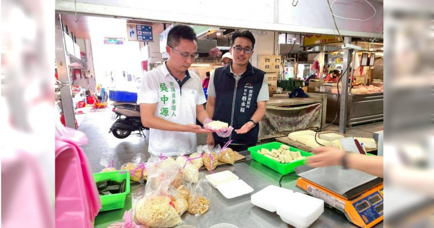 台中市大甲區第二公有市場內部環境品質美化工程，加裝天花板與攤商看板，遮蔽抽風設備，影響抽風效果，導致內部更加悶熱，有攤商抱怨，氣溫飆升導致食物更容易腐壞，無奈說市府再不改善就要做不下去了。對此，台中市經發局市場管理科長蔡永福（右）回應，將積極爭取空調設備經費。（圖／甲安埔愛鄉青年協會提供）