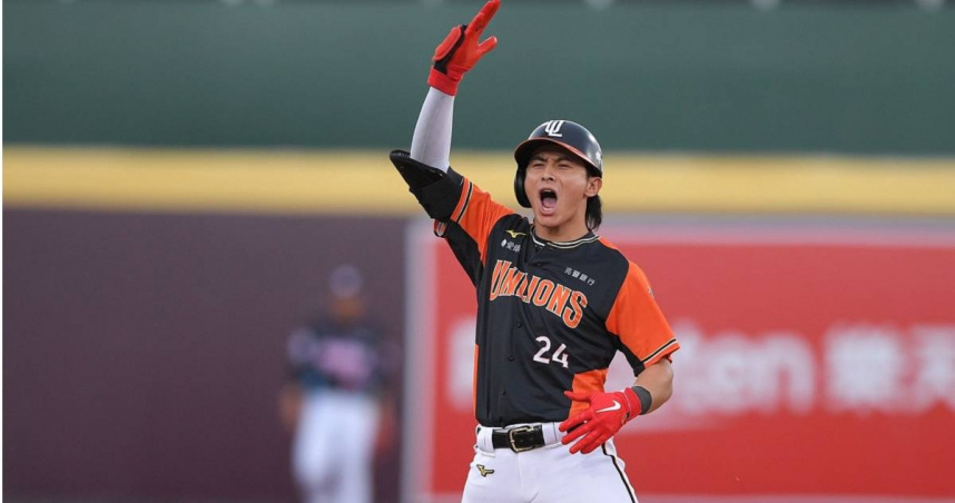 29日晚間，統一7-ELEVEN獅於桃園棒球場擊敗樂天桃猿，以上半季戰績36勝24敗順利登頂，摘下獅隊隊史第18座季冠軍榮耀。（圖／翻攝FB／統一獅官方粉絲團）